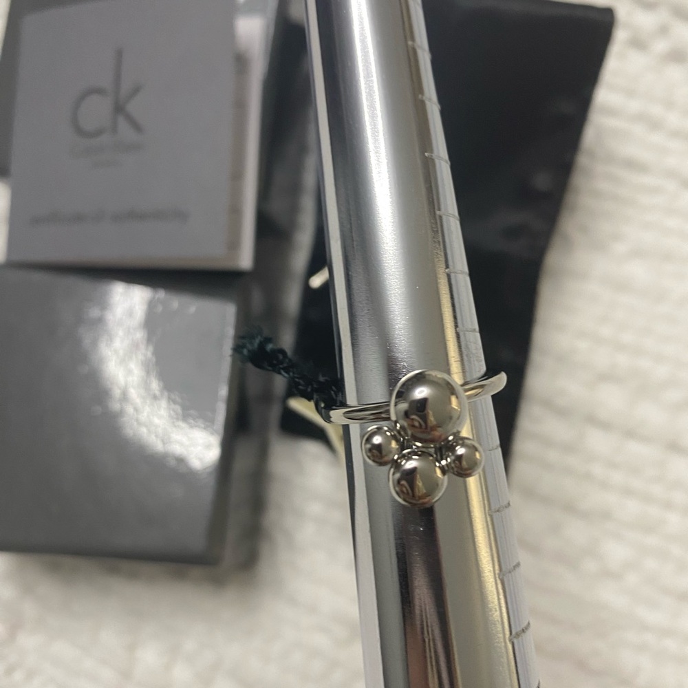 Calvin Klein Silver Cluster moving Ring - Picture 4 of 5